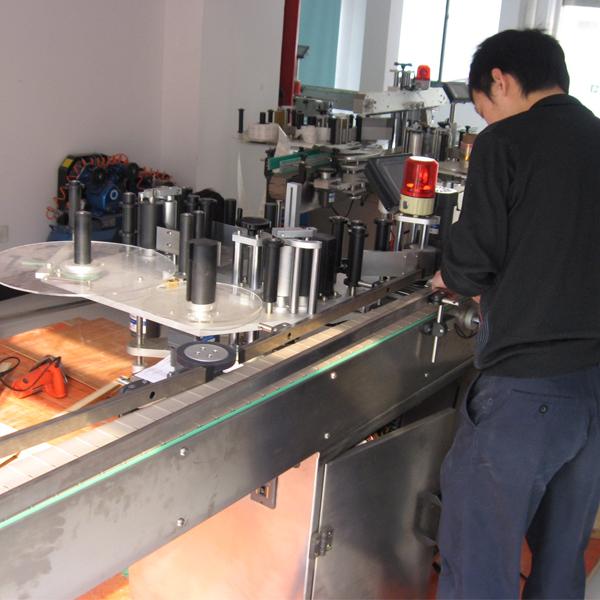 Siemens PLC aŭtomata etikedmaŝino kun botela apartigilo por akvoboteloj