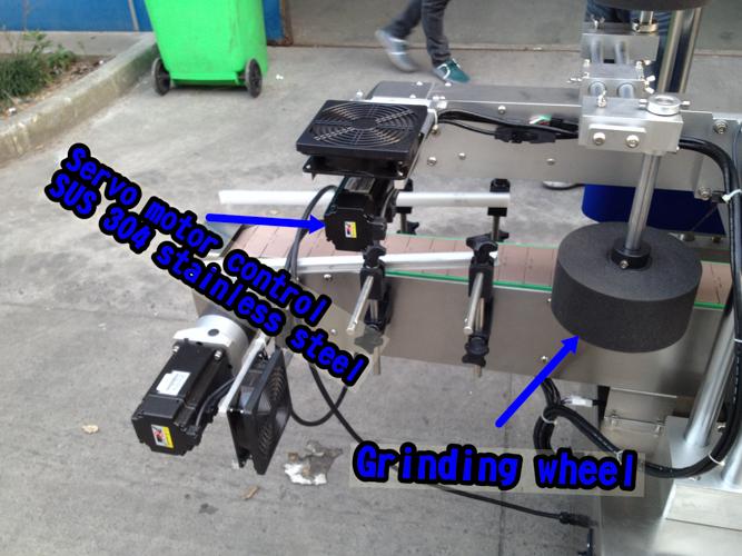 Horizontala malgranda botela etikedmaŝino / aŭtomata etikeda aplikilo