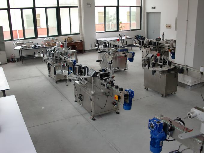 Altrapida duobla flanka glumarko etikedanta maŝinon hidraŭlikan oleon