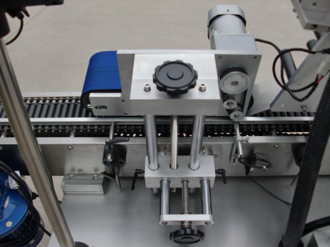 Altrapidaj malgrandaj rondaj ladskatoloj etikedas gluan maŝinon, okulnigran botelan etikedan glumarkan maŝinon por kosmetikaĵoj