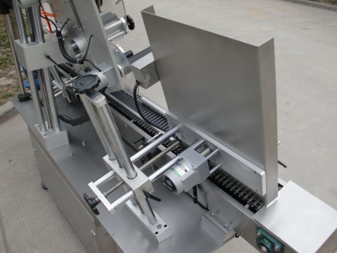 Altrapidaj malgrandaj rondaj ladskatoloj etikedas gluan maŝinon, okulnigran botelan etikedan glumarkan maŝinon por kosmetikaĵoj