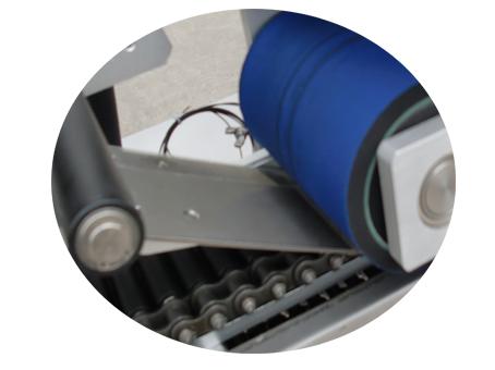 Paper tube labeling machine 500 roller lay self adhesive fabric sticker label