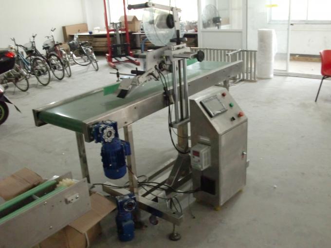 Tabloplata Memglua Glumarko Plata Surfaca Etikla Aplikilo Kun Paĝiga Maŝino Nutranta Objektojn