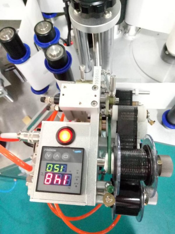 Etikedo Aŭtomata Doubel Flanka Glumarko Etikedanta Maŝinon Kun Paĝa Aparato Kaj Kodmaŝino