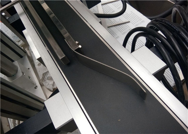 Aŭtomata nutrado Supra Etikeda Maŝino-Glumarko / mem-adhesia Etiketa tipo