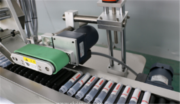 Servomotora Vial-Glumarka Etikedmaŝino Aŭtomata Sitkcer-Ampola Tubo