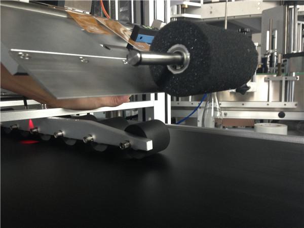 PLC-Tuŝekrano Aŭtomata Glumarko-Etikedo-Maŝino Komika Masko / Kartona Masko