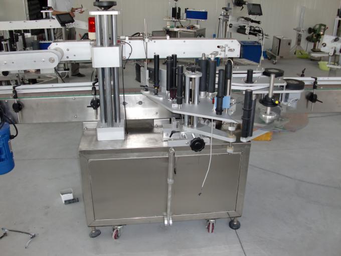 Plastaj kaj vitraj boteloj PLC regas aŭtomatan duoblan flankan glumarkan etikedan maŝinon servomotoro